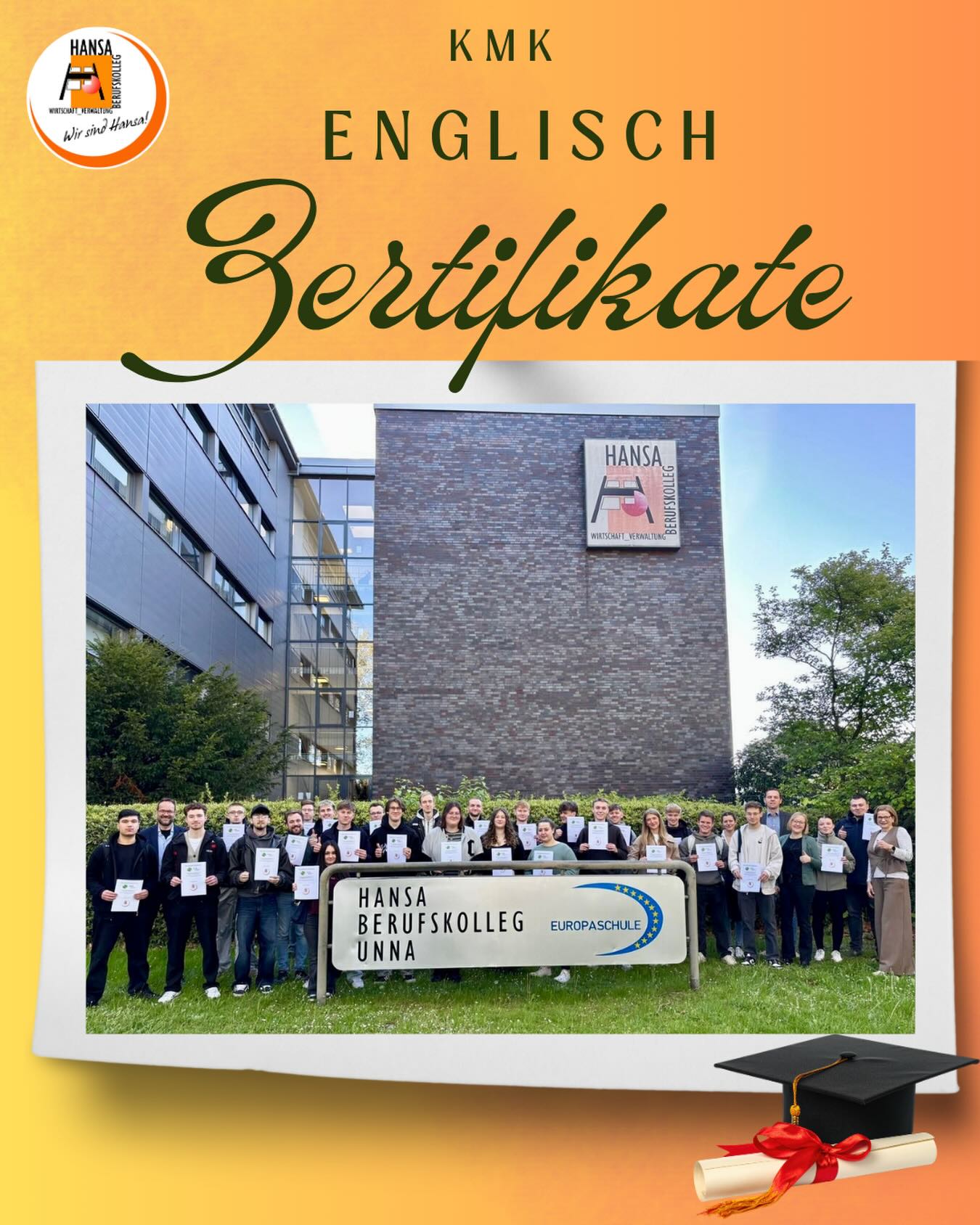 🎓 KMK-Zertifikate am Hansa-Berufskolleg Unna 🎓
Heute durften wir über 50 Schülerinnen und Schüler für ihre besondere Leistung auszeichnen! 🏅 Schulleiter Markus Przybilla überreichte die KMK-Zertifikate persönlich und würdigte das große Engagement unserer Lernenden.
Auch wenn heute leider nicht alle Absolventinnen und Absolventen anwesend sein konnten, gilt unser Stolz natürlich allen Teilnehmerinnen und Teilnehmern, die sich der anspruchsvollen Prüfung gestellt haben – und das mit tollen Ergebnissen! 💪📚
🌍 Viele von ihnen konnten ihre Englischkenntnisse zusätzlich im Rahmen eines ERASMUS-Aufenthalts in Irland 🇮🇪 stärken – eine wertvolle Erfahrung!
Ein herzliches Dankeschön auch an die Ausbildungsbetriebe für ihre Unterstützung! 🤝
👏 Herzlichen Glückwunsch an alle Absolventinnen und Absolventen!
#kmk #zertifikate #erasmusplus #englischprüfung #wirsindhansa 
@kmkpad @erasmus_plus_projects