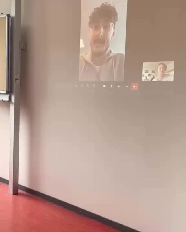 Von Arnsberg nach Oslo: Samir rockt Norwegen!
Große Chancen für unsere Kaufleute für Spedition und Logistikdienstleistung!
Samir Kozar, Auszubildender aus unserer Speditions-Unterstufe, verbringt aktuell sechs Wochen in Norwegen. Dank des Erasmus+ Projekts und der großartigen Unterstützung seines Ausbildungsbetriebs, der A.L.S. Allgemeine Land- und Seefrachtspedition GmbH aus Arnsberg, kann Samir seine Fachkenntnisse dort vertiefen, wo Spedition und Logistik international wird.
📍 Wo ist er untergekommen?
Samir lernt den Alltag bei der renommierten Freja Spedition in Oslo*kennen und taucht tief in die skandinavischen Speditions- und Logistikprozesse ein.
💻 Live-Schalte ins Klassenzimmer:
Im heutigen Fachunterricht „Geschäftsprozesse“ gab es ein ganz besonderes Highlight: Per Videokonferenz hat sich Samir live aus Oslo in seine Klasse geschaltet! Nach der ersten Woche vor Ort hat er uns hautnah berichtet, wie sein neuer beruflicher Alltag aussieht, welche Herausforderungen er meistert und wie herzlich er aufgenommen wurde.
Warum Auslandsprojekte?
Genau das zeigt, wie wichtig uns internationale Erfahrungen am Hansa-Berufskolleg sind. Solche Projekte erweitern nicht nur den fachlichen Horizont, sondern sind auch ein riesiger Push für die persönliche Entwicklung der jungen Leute. Ein echtes Win-win für Azubis und Betriebe!

Schaut euch im Video einen kleinen Ausschnitt unserer heutigen Videokonferenz an und schnuppert selbst ein bisschen Oslo-Luft!
Ein riesiges Dankeschön an die A.L.S. Spedition für das Vertrauen und die Ermöglichung dieser Reise! Samir, dir weiterhin eine unvergessliche und lehrreiche Zeit in Norwegen! 
#KaufleuteFürSpeditionUndLogistikdienstleistung #WirSindHansa #HansaBerufskolleg #ErasmusPlus #Auslandspraktikum Spedition ALSArnsberg FrejaTransportLogistics Oslo @erasmus_plus_projects @erasmus_plus_projects