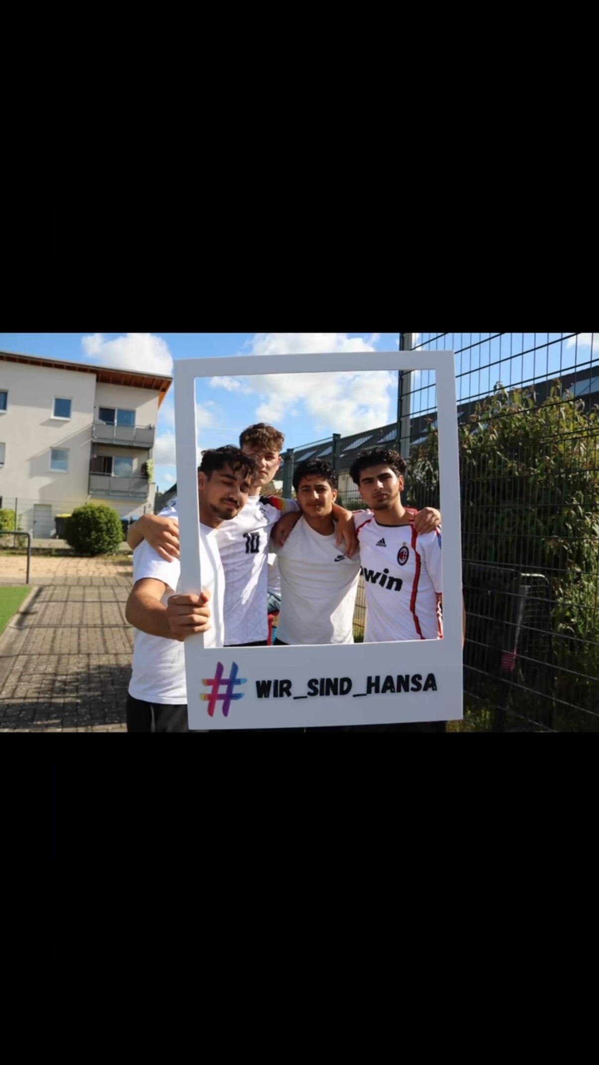 Passend zum Ende des Schuljahres und zum WM-Finale heute Abend :) Hier kommen noch einmal die Highlights unseres Trikottags ❤️‍🔥 – den IHR so besonders gemacht habt! #wir_sind_hansa #wm2026 #zusammenhalt @kreisstadt_unna @unna_wegs @kreis_un