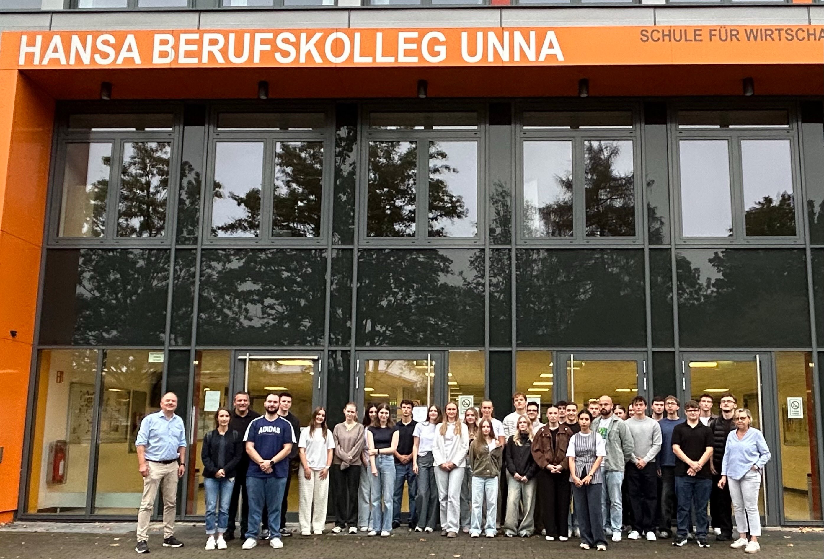 Duales Studium am Hansa BK Unna

Das Hansa Berufskolleg Unna freut sich über 30 neue Duale Studierende für Industrie und Handel, die am 08.09.2026 erstmalig das Hansa Berufskolleg besuchen konnten. 
Das Duale Studium verbindet betriebliche Ausbildung, schulischen Unterricht und ein wissenschaftliches Studium bei der FOM-Hochschule. Inhalte sind eng aufeinander abgestimmt, wodurch sich Überschneidungen vermeiden und effizient gestalten lassen. Die Ausbildungszeit für Industriekaufleute sowie Kaufleute für Groß- und Außenhandelsmanagement kann dadurch auf 1,5 Jahre verkürzt werden.
Mit Allgemeiner Hochschul- oder Fachhochschulreife eröffnen sich für leistungsstarke Absolventinnen und Absolventen durch das Duale Studium in kurzer Zeit hervorragende Karriereperspektiven. Namhafte kooperierende Unternehmen nutzen dieses Angebot, um in Zeiten des Fachkräftemangels qualifizierten Nachwuchs zu gewinnen. 
Zu ihnen gehören unter anderem 
	•	Thalia Bücher GmbH
	•	KiK Textilien und Non-Food GmbH
	•	Woolworth GmbH
	•	EGV AG
	•	Fleischhacker GmbH & Co. KG
	•	Remondis SE & Co. KG
	•	Wilo SE
	•	Zapp AG
	•	… und viele weitere

#dualesstudium #industriekaufmann #großundaußenhandelsmanagement #hansabk #wir_sind_hansa 
 