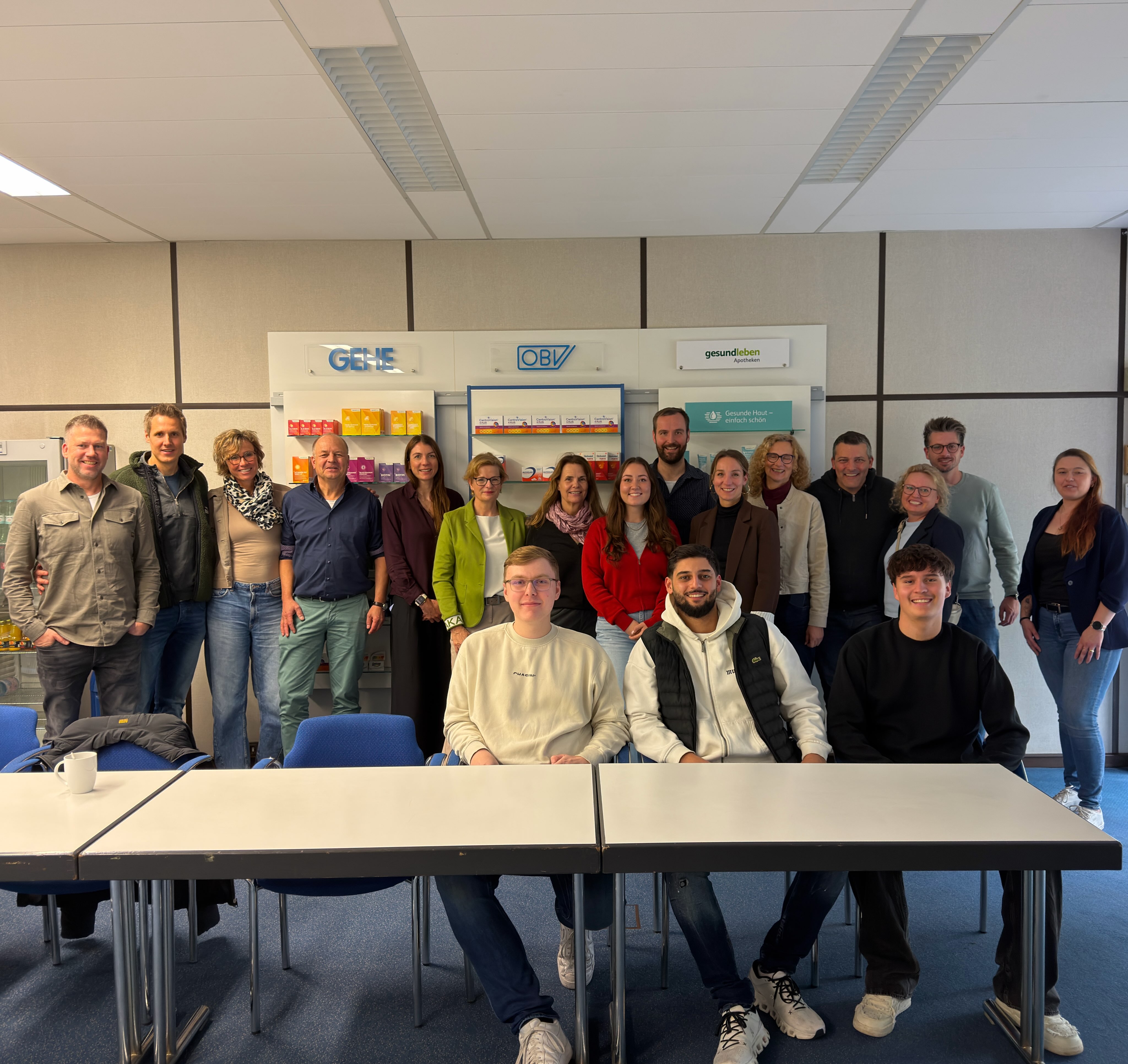 Bildungsgangkonferenz Groß- und Außenhandelsmanagement bei der Alliance Healthcare Deutschland GmbH (GEHE) in Unna

Am 13. Oktober fand die Bildungsgangkonferenz des Bildungsgangs Groß- und Außenhandelsmanagements bei der Alliance Healthcare Deutschland GmbH (GEHE) in Unna statt. Ein besonderes Highlight war die informative und spannende Betriebsbesichtigung, bei der die Teilnehmenden interessante Einblicke in die Abläufe eines pharmazeutischen Kommissionierlagers gewinnen konnten.
Die Besichtigung bot zahlreiche neue Eindrücke und wertvolle Einblicke in die logistischen Prozesse des pharmazeutischen Großhandels.

Ein herzliches Dankeschön an GEHE für die Gastfreundschaft und die tolle Möglichkeit, einen wichtigen Ausbildungspartner näher kennenzulernen! @alliancehealth @apotheken.akademie 

#großundaußenhandelsmanagement #alliancehealthcare #ausbildung #pharma #berufskolleg